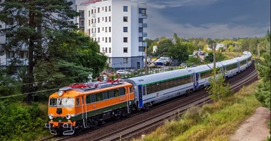 EP08-001 PKP Intercity wróciła na tory w historycznych barwach