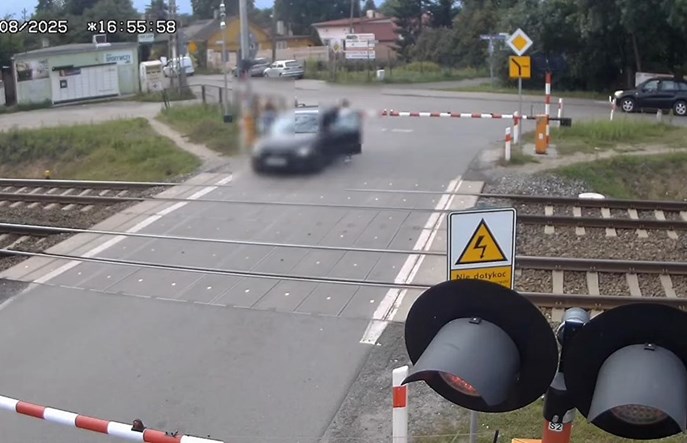Chechło Pierwsze. Nieodpowiedzialny wjazd na przejazd kolejowy za 2 tys. złotych