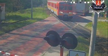 Sucha Beskidzka. Ciężarówki zatrzymały się na przejeździe kolejowym [wideo]