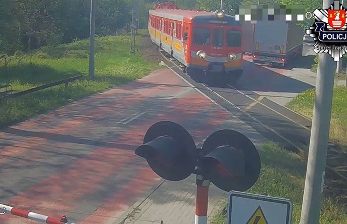 Sucha Beskidzka. Ciężarówki zatrzymały się na przejeździe kolejowym [wideo]