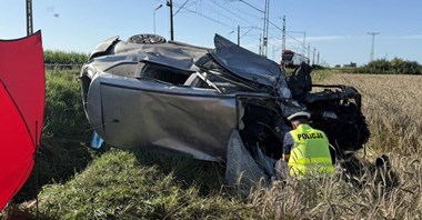 Szczytniki Czerniejewskie. Osobówką wprost w pociąg, zginął policjant