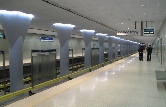 Warszawa. Chciał wepchnąć kobietę pod nadjeżdżający pociąg metra 