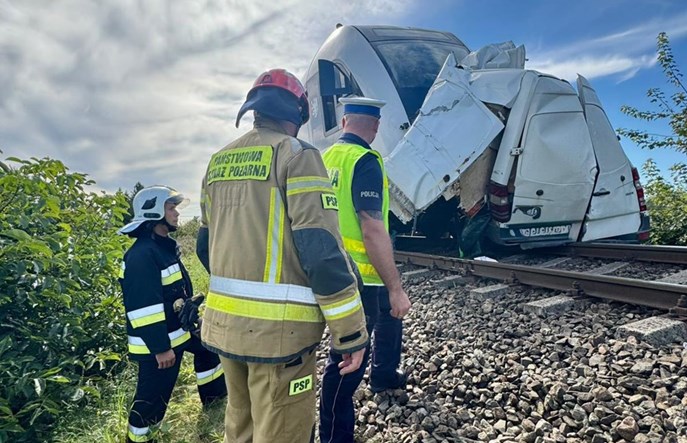 Żelistrzewo. Dostawczakiem w pociąg Polregio, ewakuowanych 300 pasażerów