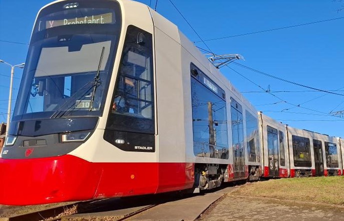 Halle (Saale) z pierwszym nowym tramwajem Tina w ruchu 