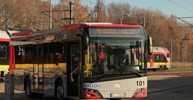 Miesiąc utrudnień na trasie Łódź – Kutno. Wymiana słupów trakcyjnych