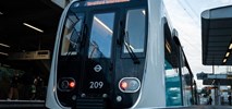 Nowe pociągi rozpoczynają obsługę lekkiej kolei DLR w Londynie