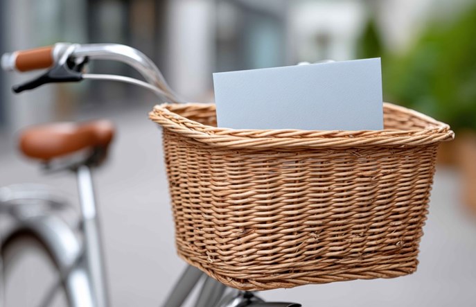 Pieszo, na rowerze, a czasem hulajnogą – branża pocztowa od lat działa niskoemisyjnie, teraz z pomocą technologii