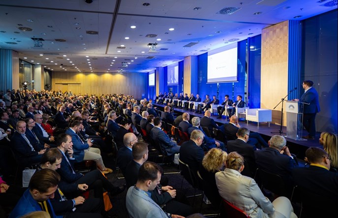 Tabor dla KDP a przewozów aglomeracyjnych. CPK, PKP IC i Koleje Śląskie spotkają się z producentami taboru 13 listopada w Warszawie 