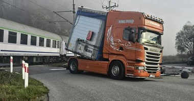 Milik. TIR wjechał w pociąg pasażerski, nie ma poszkodowanych