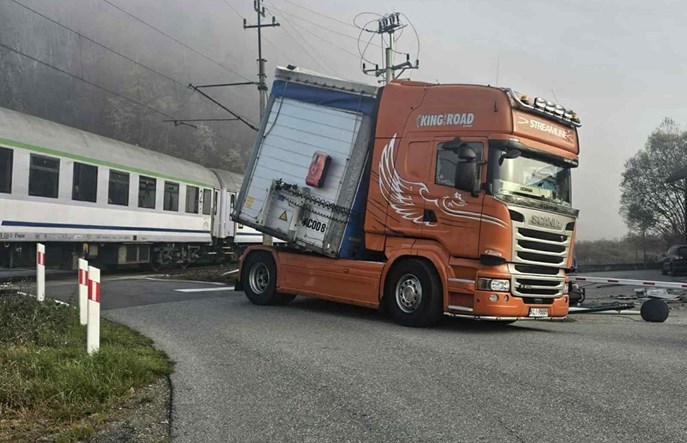 Milik. TIR wjechał w pociąg pasażerski, nie ma poszkodowanych