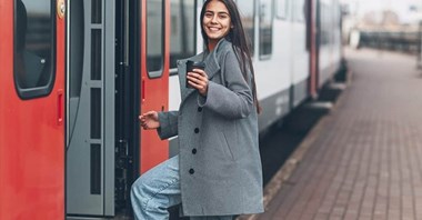 Jak kolej zmienia przedmieścia? Nowe linie napędzają boom na domy jednorodzinne pod dużymi miastami