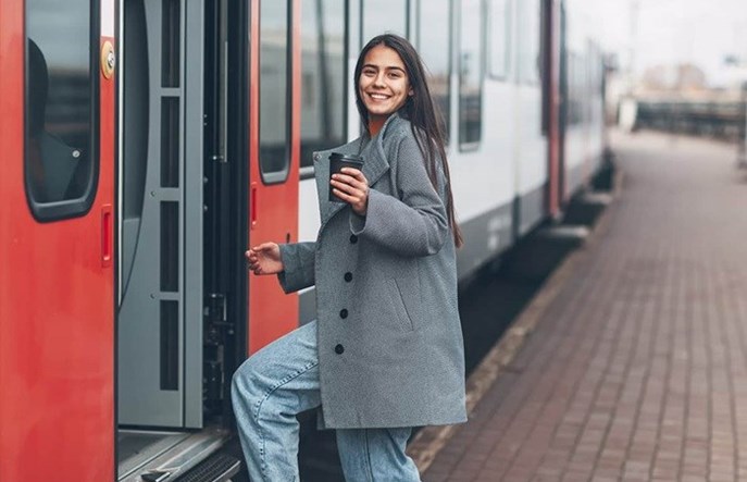 Jak kolej zmienia przedmieścia? Nowe linie napędzają boom na domy jednorodzinne pod dużymi miastami