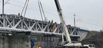 Poznań – Piła. PKP PLK montują drugą nitkę mostu w Obornikach