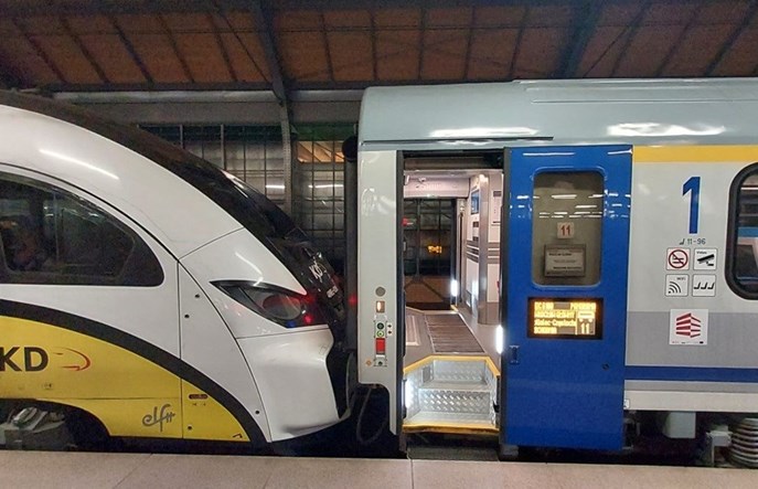 Wrocław Główny. Wagon Intercity "pocałował" Elfa Kolei Dolnośląskich