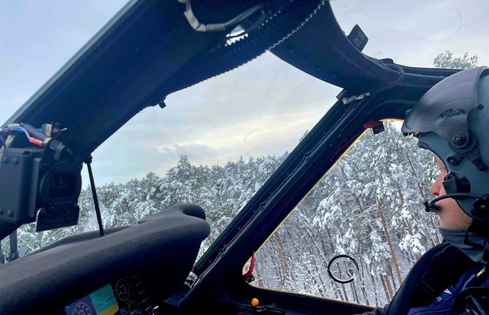 PKP PLK: Policyjne helikoptery pomagają walczyć ze śniegiem!