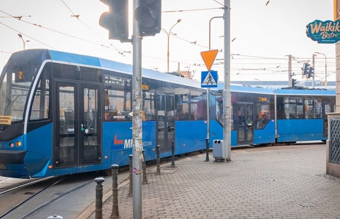 Wrocław. Tramwaje na objeździe przy Dworcu Głównym, zaczęło się od wykolejenia