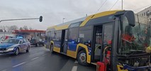 Pabianice. Zderzenie autobusu z tramwajem, ranny kierowca 