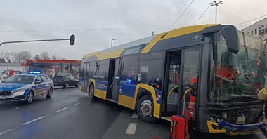 Pabianice. Zderzenie autobusu z tramwajem, ranny kierowca 