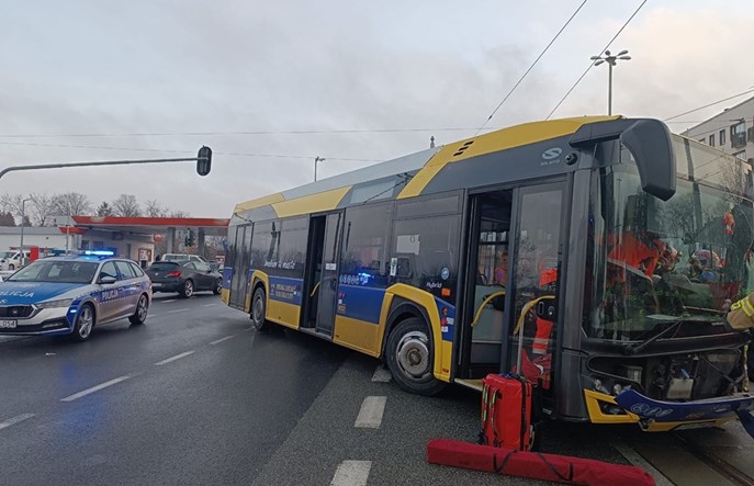 Pabianice. Zderzenie autobusu z tramwajem, ranny kierowca 
