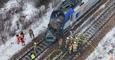 Błonie. Dwa pociągi uderzyły w osobówkę, wybuchł groźny pożar 