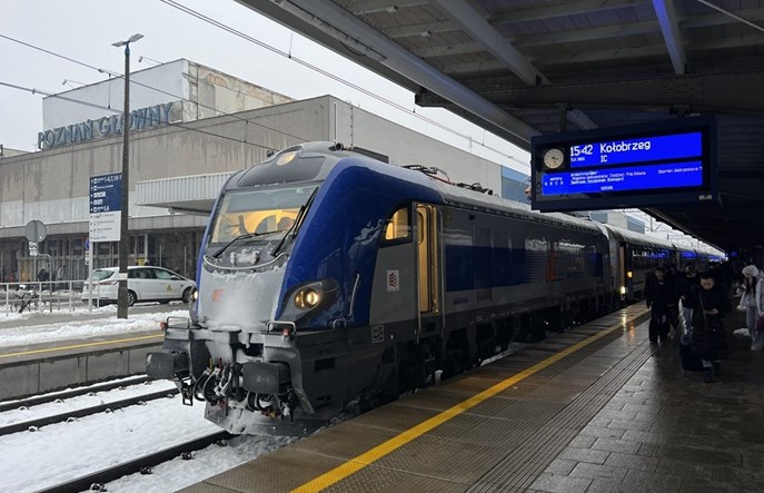 Oblodzona sieć trakcyjna paraliżuje kolej. PKP Intercity odwołuje pociągi (lista)