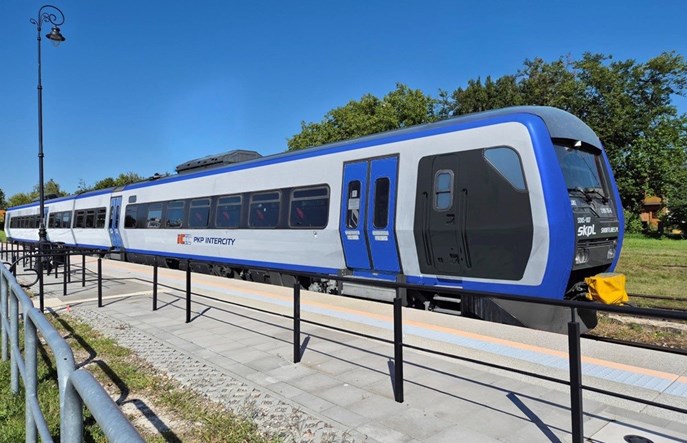 PKP Intercity pomaluje DM90 z SKPL w swoje barwy