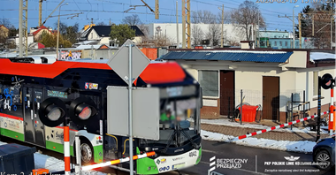 Świdnik. Sekundy od tragedii, autobus wjechał na przejazd kolejowy (wideo)