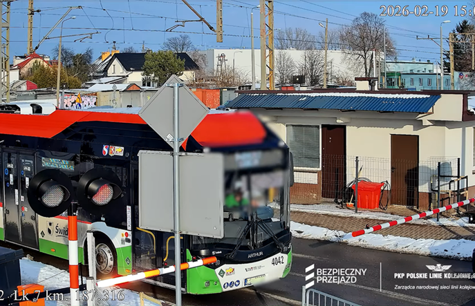 Świdnik. Sekundy od tragedii, autobus wjechał na przejazd kolejowy (wideo)