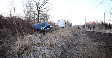 Wodzisław Śląski. Pijany kierowca wjechał w pociąg pasażerski i uciekł 