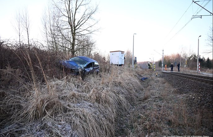 Wodzisław Śląski. Pijany kierowca wjechał w pociąg pasażerski i uciekł 