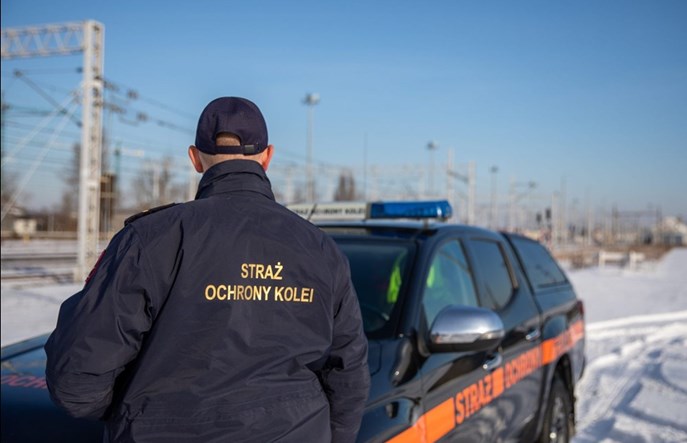 Kamienie na torach i rzucanie butelkami. Niebezpieczne zabawy nastolatków w Łodzi