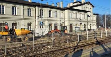 PKP PLK: Rośnie nowe przejście podziemne na stacji Tomaszów Mazowiecki