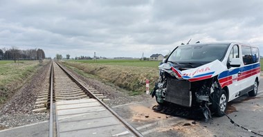 Karetka uderzyła w pociąg. Wstrzymany ruch Raciąż - Sierpc