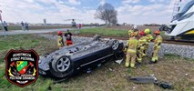 Chrzanów. Pijany kierowca wjechał w pociąg pasażerski, wiózł ze sobą syna