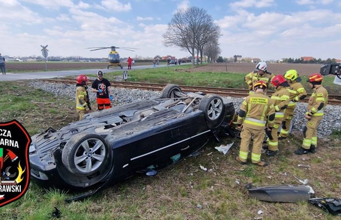 Chrzanów. Pijany kierowca wjechał w pociąg pasażerski, wiózł ze sobą syna