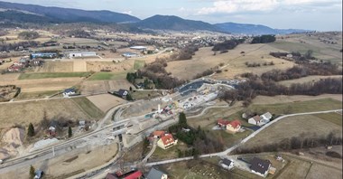 Podłęże – Piekiełko. Główny tunel kolejowy pod Pisarzową wydrążony!