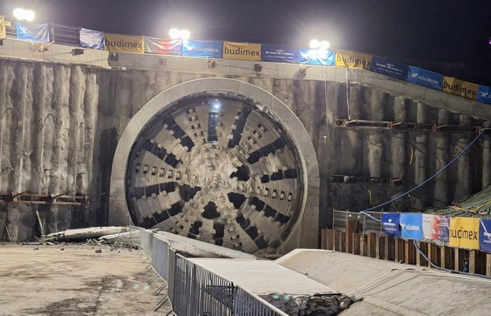 Podłęże – Piekiełko. Główny tunel kolejowy pod Pisarzową wydrążony!