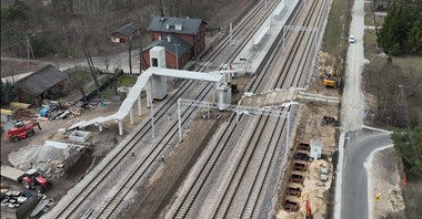 PLK: Kładka w Bełchowie pnie się nad torami – bezpieczne dojście do peronów coraz bliżej