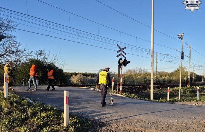 Turów. Samochód zatrzymał się na przejeździe, uderzył w niego pociąg (wideo)