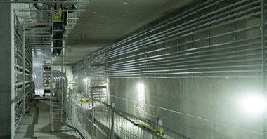 Warszawa. Prace wykończeniowe przy nowych stacjach metra M2
