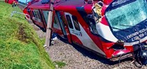 Garbatka. Ciężarówką w pociąg. Zginął kierowca, poszkodowani pasażerowie 