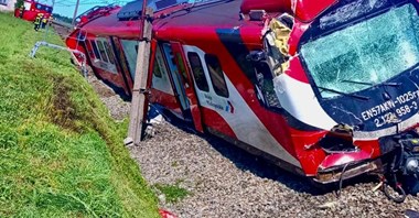Grabatka. Ciężarówką w pociąg. Zginął kierowca, poszkodowani pasażerowie 