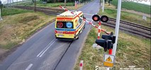 Wróblew. Ambulans za rogatkami, o włos od tragedii na przejeździe (wideo)