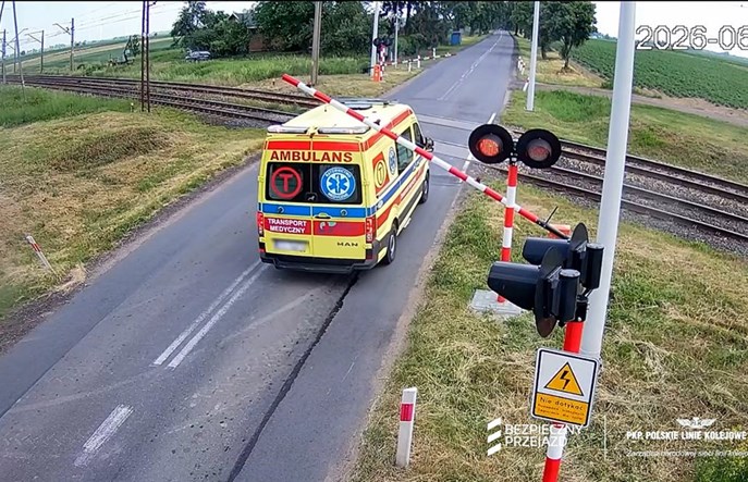 Wróblew. Ambulans za rogatkami, o włos od tragedii na przejeździe (wideo)