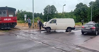 Pleszew. Dostawczakiem w pociąg, to mogło się skończyć tragicznie