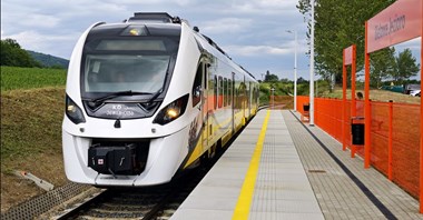 Pierwszy pociąg pasażerski na nowym odcinku trasy do Srebrnej Góry (zdjęcia)