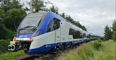 Newag. Pierwsza “hybryda” dla PKP Intercity dotarła na testy