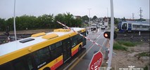 Łomża. Drugi dzień reaktywacji połączeń i autobus utknął na przejeździe kolejowym (wideo) 