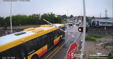 Łomża. Drugi dzień reaktywacji połączeń i autobus utknął na przejeździe kolejowym (wideo) 