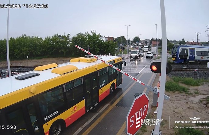 Łomża. Drugi dzień reaktywacji połączeń i autobus utknął na przejeździe kolejowym (wideo) 